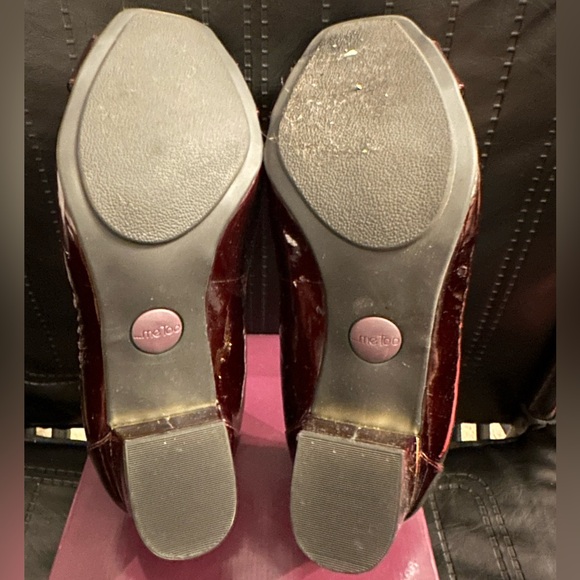New Me Too 'Pria 2' Burgundy Patent Leather Round Toe Buckle Block Heels - Picture 4 of 5